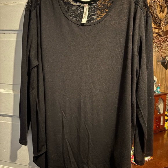 Tops - Chic Black Lace Accent Women's Long Sleeve Top
